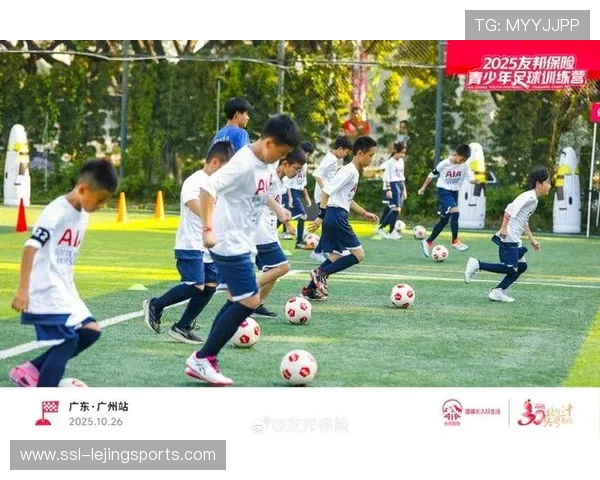 英超名宿走进校园，万名学生参与足球公益训练营