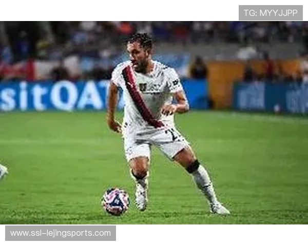 谢尔基回里昂主场观看比赛，与丰塞卡热情拥抱